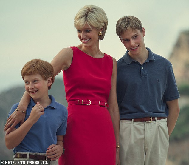 In der sechsten Staffel von „The Crown“ werden die letzten Tage von Prinzessin Diana dargestellt, gespielt von Elizabeth Debicki (im Bild mit den jungen Schauspielern, die Prinz Harry und Prinz William spielen).
