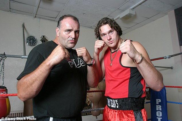 John Fury, links, abgebildet mit seinem Sohn Tyson Fury im Jahr 2006 vor seinem Aufstieg zum Star
