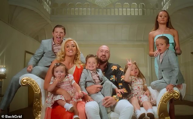 Tyson und Paris Fury, abgebildet mit ihren Kindern, während „At Home with the Furys“ auf Netflix