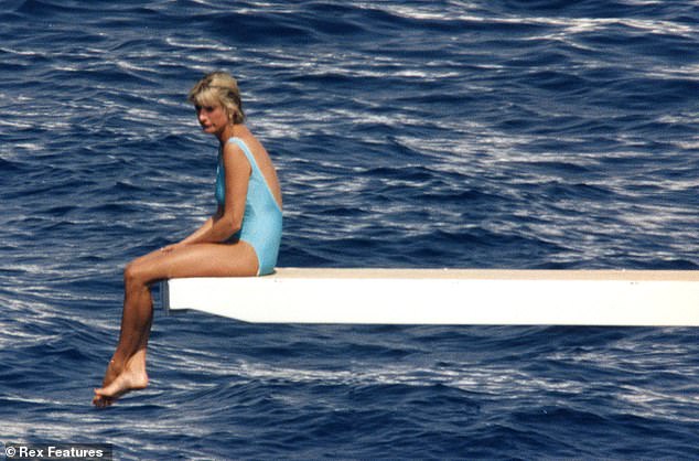 Auf einem der letzten Bilder, die jemals von ihr gemacht wurden, blickte die Königin in die Ferne, während Paparazzi in einem Beiboot das Boot verfolgten, um das Bild einzufangen