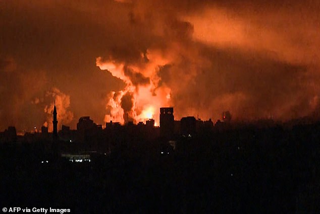 Gaza wurde heute Nacht von israelischen Flugzeugen bombardiert, nachdem die IDF eine verstärkte Bombardierungskampagne durchgeführt hatte