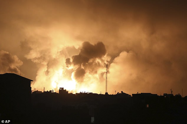 Hamas warf Israel vor, seine Raketenangriffe zu verstärken, um „Massaker mit blutigen Vergeltungsschlägen aus der Luft, zu Land und zu Wasser zu verüben“.