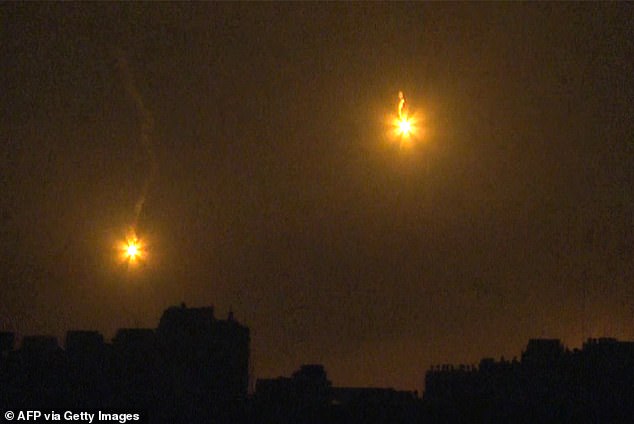 Die Hamas erwiderte das Feuer mit einer Raketensalve, wobei nicht bekannt ist, ob diese wirksam war