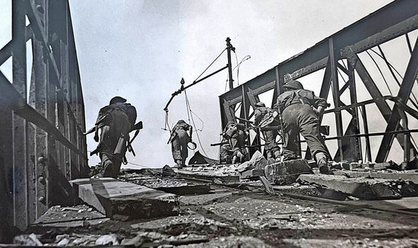 Tommies marschieren auf einer von den Royal Engineers gebauten Brücke über den Fluss Volturno in Aktion