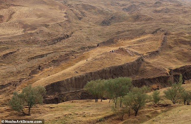 Die Bibel behauptet, dass die Arche nach einer 150-tägigen Flut, die die Erde und alles Leben darauf, das nicht in dem Holzschiff untergebracht war, ertränkte, auf den „Bergen von Ararat“ in der Türkei landete