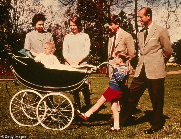 Ein Foto aus dem Jahr 1965 zeigt Königin Elizabeth II. und Prinz Philip mit ihren Kindern Prinz Charles, Prinzessin Anne, Prinz Andrew und Prinz Edward in seinem Silberkreuz