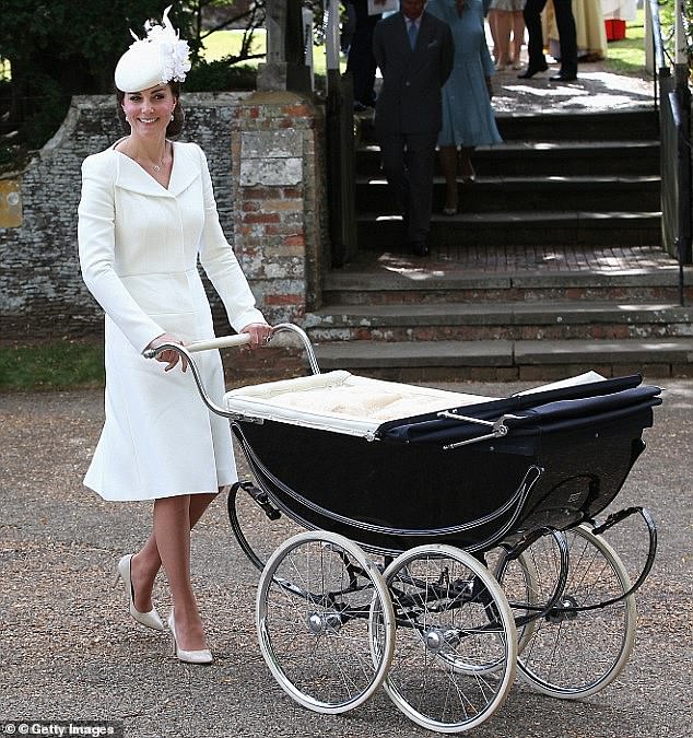 Die Kinderwagenmarke ist seit fast einem Jahrhundert der Kinderwagen der Wahl der britischen Königsfamilie.  Auf dem Bild schob Kate Prinzessin Charlotte zur Taufe des Kindes im Jahr 2015 in einem Vintage-Kinderwagen