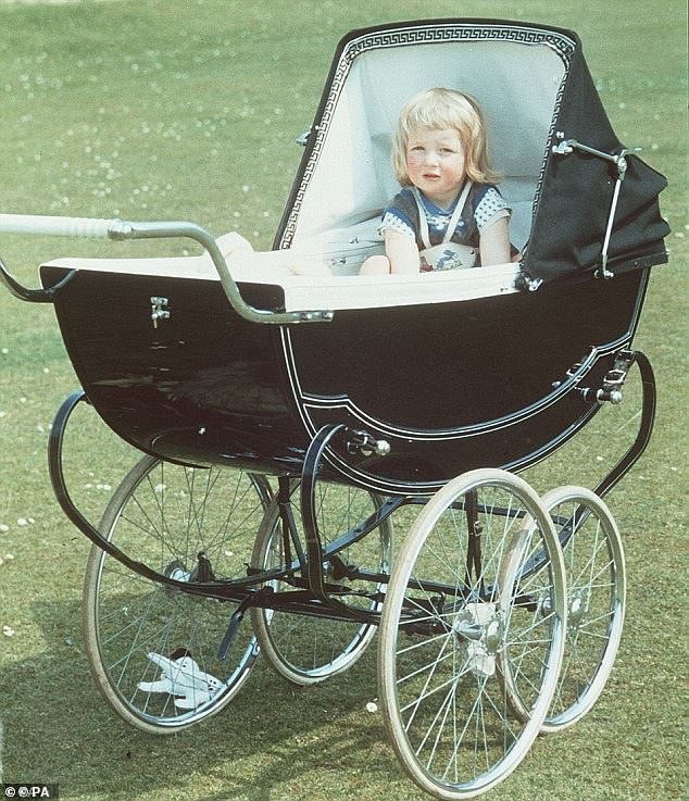 Ein Foto aus dem Jahr 1963 zeigt Prinz Williams Mutter Diana, wie sie als Kind in ihrem Kinderwagen auf dem Gelände von Althorp in Northamptonshire saß