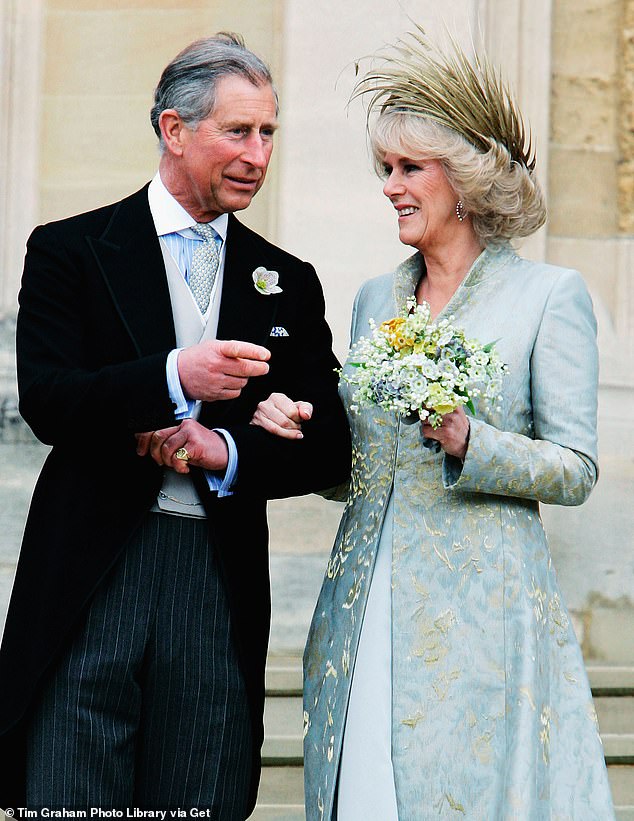 Charles und Camilla im Gottesdienst des Gebets und der Hingabe bei der Segnung ihrer Hochzeit auf Schloss Windsor am 9. April 2005