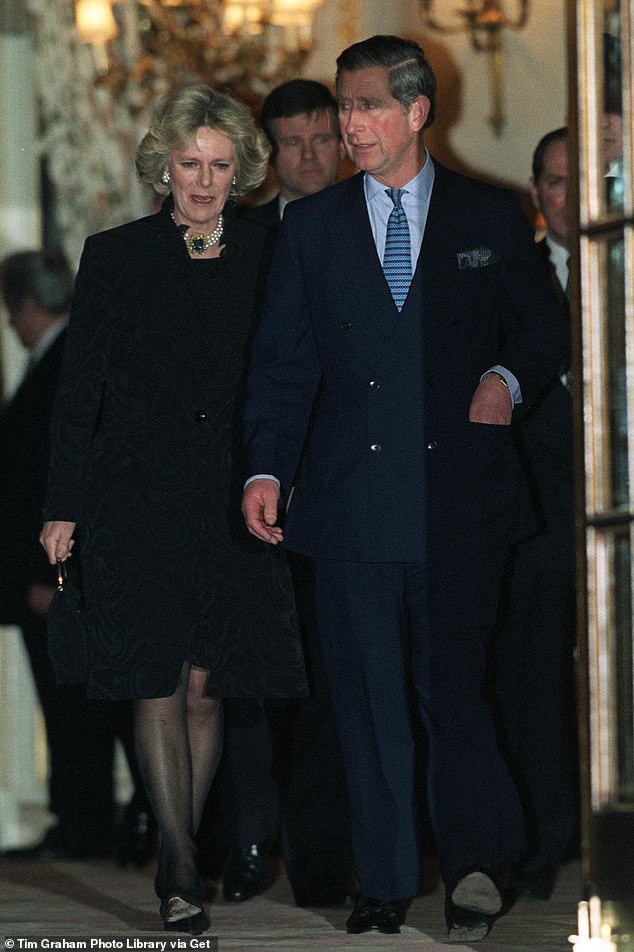 Charles und Camilla verlassen das Hotel Ritz in London, nachdem sie bei ihrem ersten gemeinsamen offiziellen Ausflug im Jahr 1999 an einer Party zum 50. Geburtstag von Camillas Schwester teilgenommen hatten