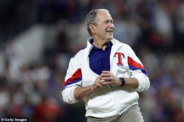 Bush – Amerikas 43. Präsident – ​​warf den zeremoniellen ersten Pitch in Spiel 1 der Word Series