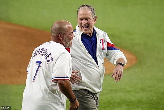 Bush lacht mit Rodriguez, nachdem er den ersten Pitch vor den Rangers-Diamondbacks ausgeworfen hat