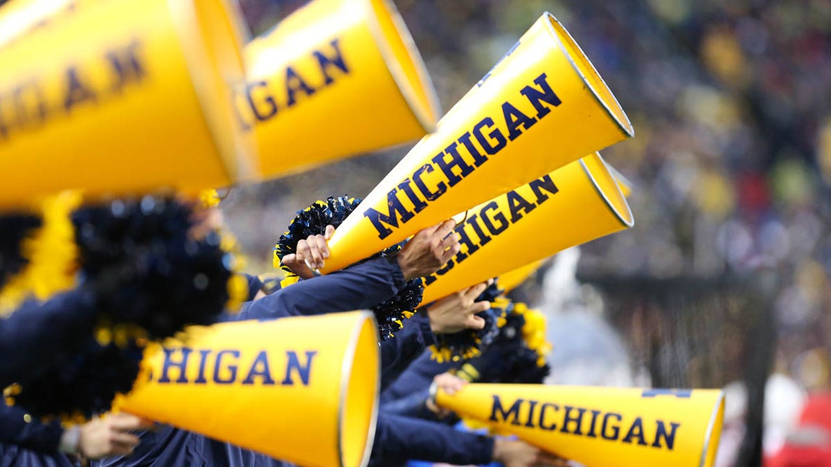 Michigan-Megafone am Spielfeldrand während eines Fußballspiels