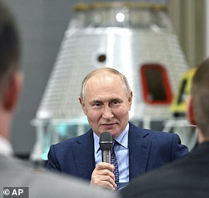 Die aktuellen Pläne Moskaus, seine Beteiligung an der mittlerweile 25 Jahre alten ISS bis 2028 fortzusetzen, seien nur eine vorübergehende Maßnahme, sagte Putin.  Oben: Putin beim Weltraumtreffen am Donnerstag