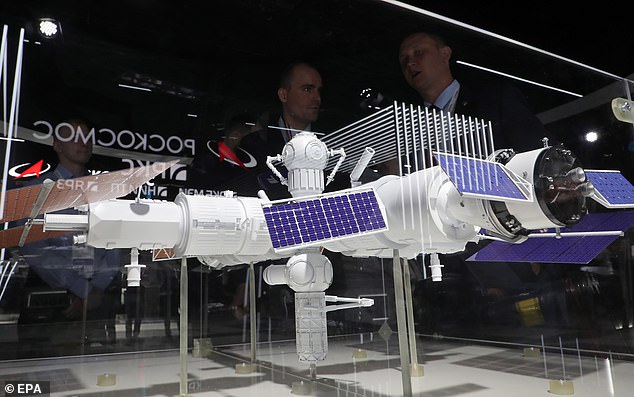 Die geplante russische Raumstation werde schließlich auf sechs Module und eine Serviceplattform erweitert, sobald sie die ISS vollständig verlassen habe, teilte das Land mit.  Doch im Gegensatz zur ISS ist die Orbitalplattform nicht darauf ausgelegt, ständig mit Personal besetzt zu sein.  Kosmonauten werden jedes Jahr nur zwei Mal dort bleiben