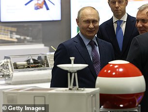 Putin riet den versammelten Raumfahrtexperten außerdem, Probleme mit den Gehältern zu lösen, die seiner Meinung nach in der russischen Raumfahrtindustrie zu niedrig seien, um ausländische Raumfahrtfachleute anzuziehen – und neues Interesse im Privatsektor zu wecken