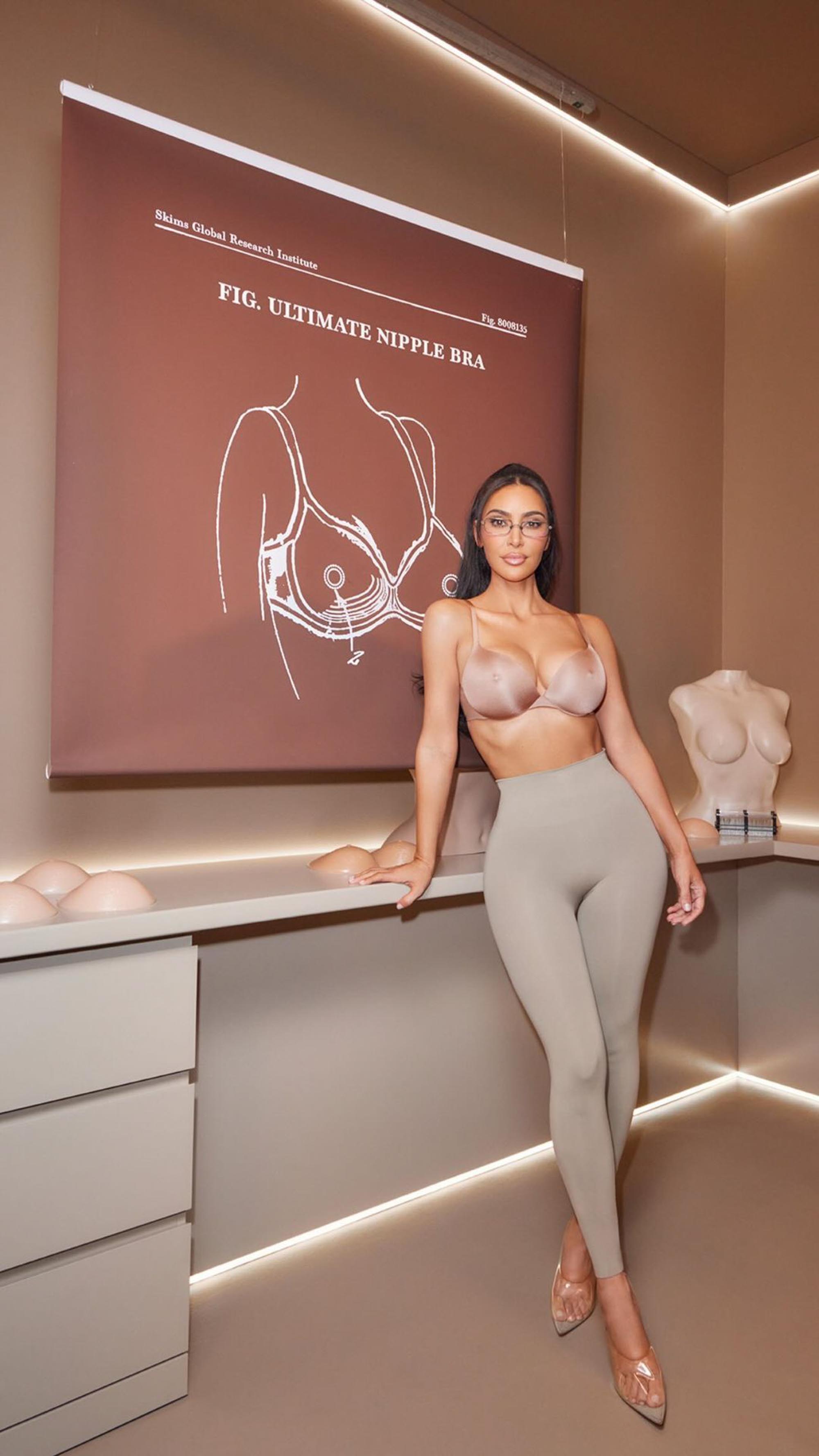 Kim Kardashian trägt den Skims Ultimate Nippel-BH