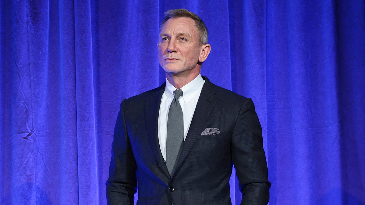 Daniel Craig posiert auf der Bühne