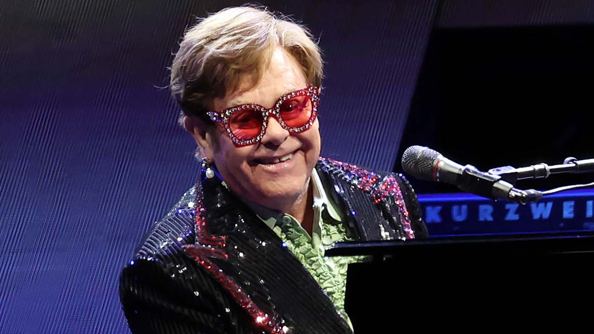 Elton John tritt auf der Bühne auf