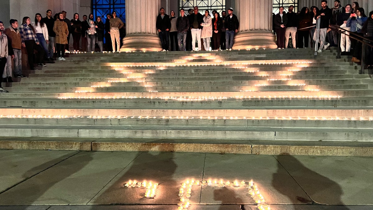 Kerzen bilden auf den Stufen am MIT einen Davidstern