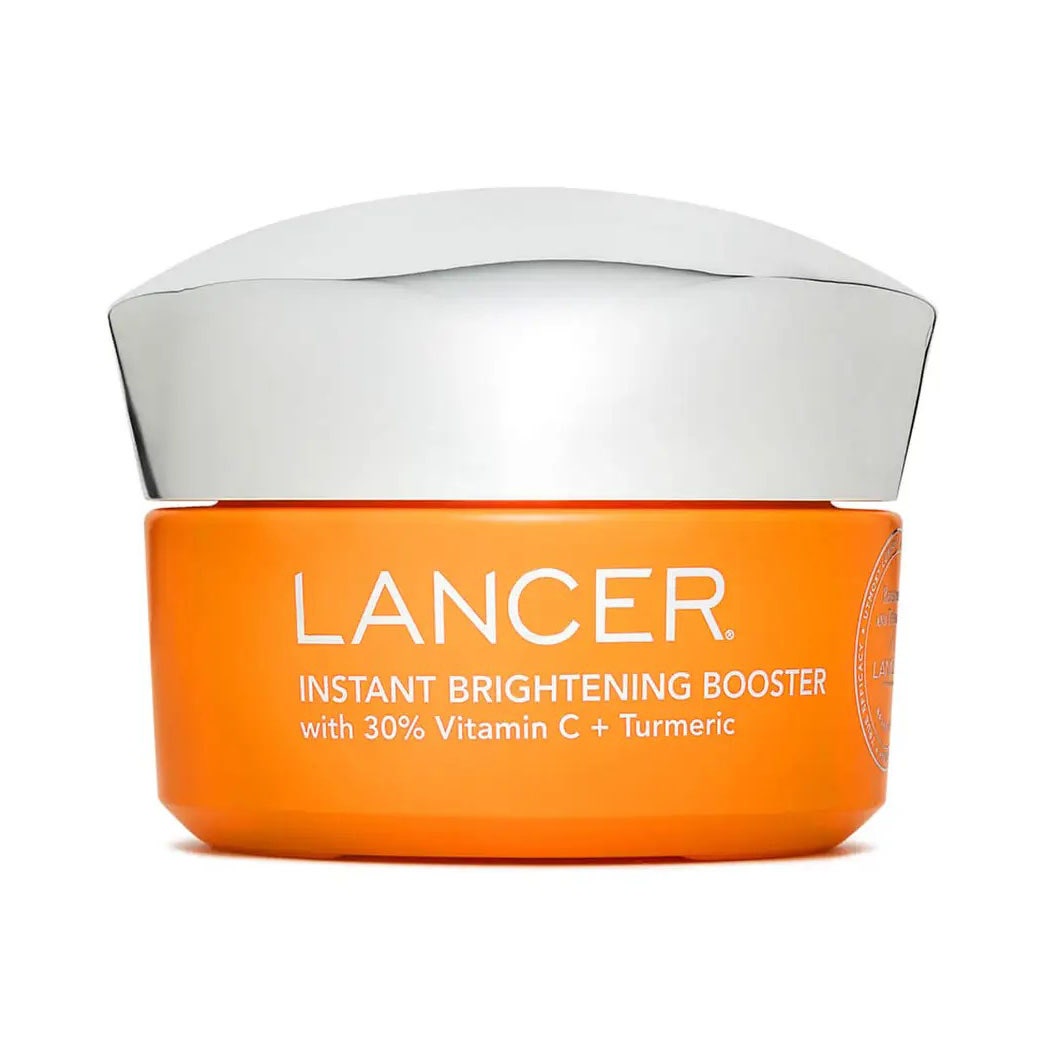 Lancer Instant Brightening Booster orangefarbenes Glas mit silbernem Deckel auf weißem Hintergrund