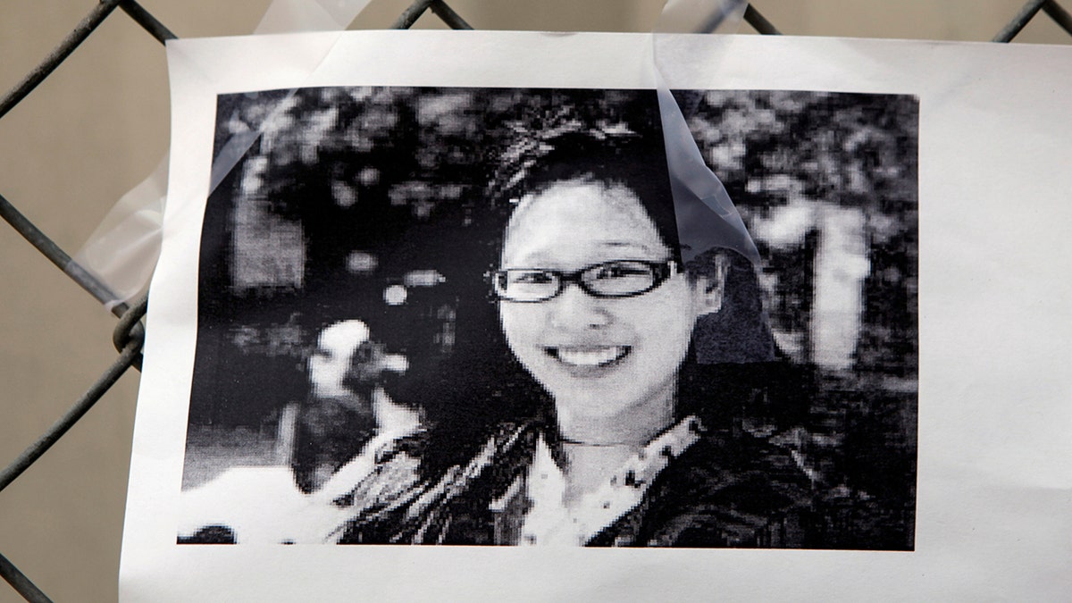 Ein Schwarz-Weiß-Foto von Elisa Lam, die lächelt und eine Brille trägt