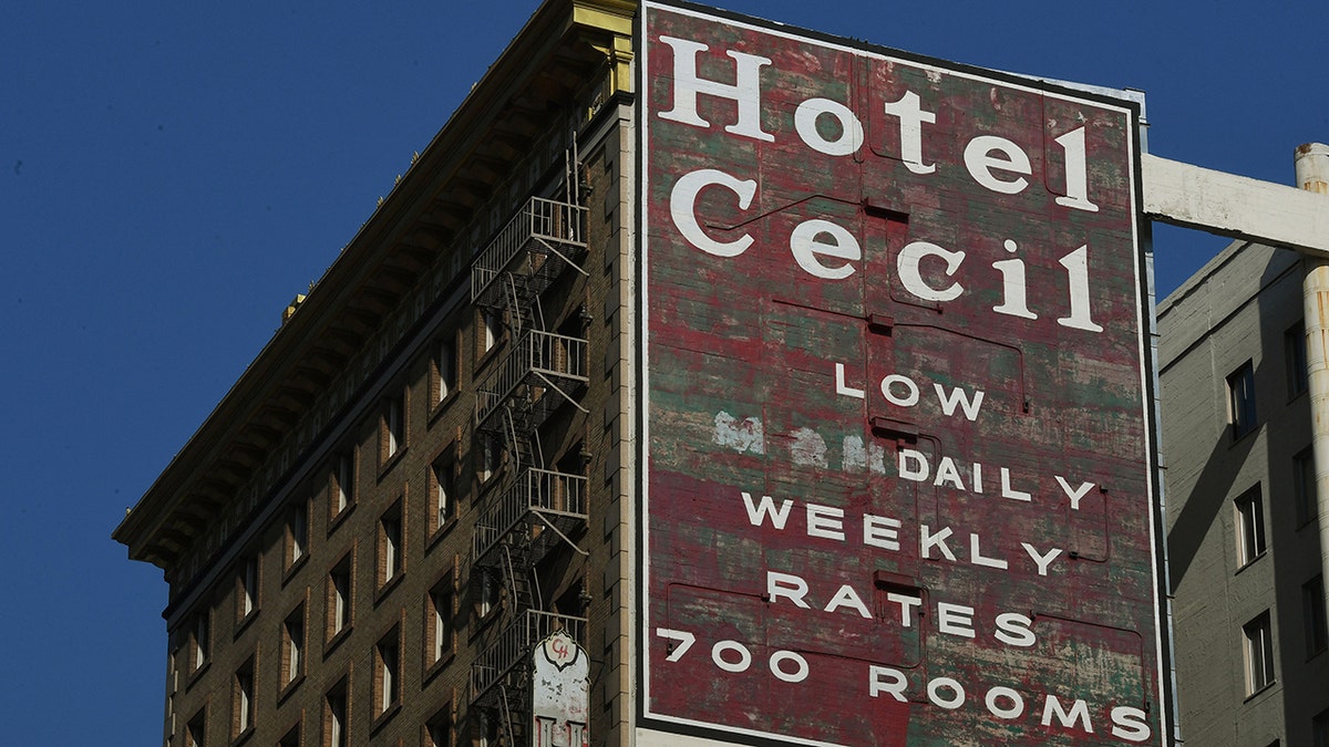 Ein Schild mit der Werbung für Zimmer zur Miete im Cecil Hotel