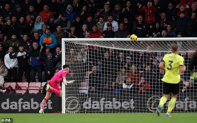 Bournemouths Philip Billing (nicht abgebildet) schießt während des Premier-League-Spiels im Vitality Stadium das zweite Tor seiner Mannschaft und lobt Torwart James Trafford aus der Distanz