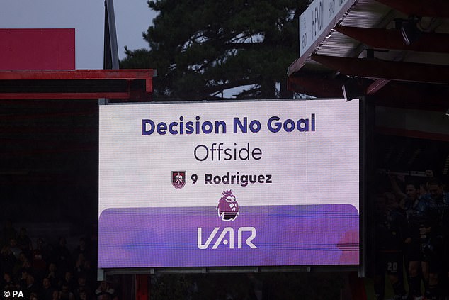 Eine umstrittene VAR-Entscheidung schloss den späten Ausgleich von Rodriguez als Abseits aus