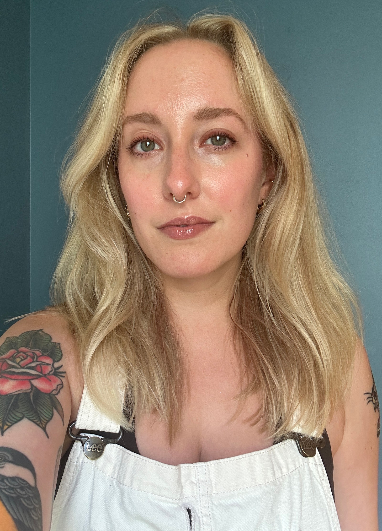 Selfie einer blonden Frau mit feinem blonden Haar nach der Anwendung von Living Proof Full Volume Root Lifting Spray