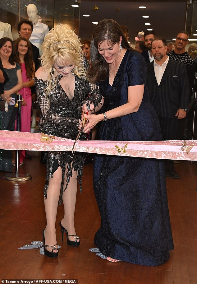 Durchschneiden von Bändern: Die Ausstellung heißt Dolly Parton and the Makers: My Life in Rhinestones und wird am 31. Oktober an der Lipscomb University in Nashville eröffnet und folgt ihr auf den Fersen