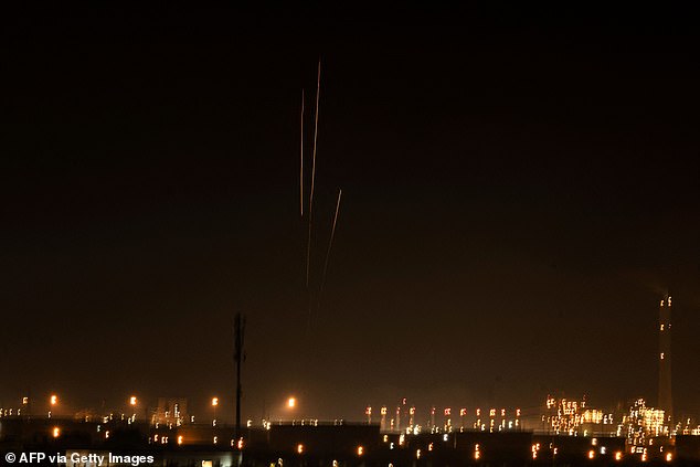 Ein Foto aus der südlichen Stadt Aschkelon in Israel zeigt Raketen, die am 28. Oktober aus dem Gazastreifen abgefeuert wurden