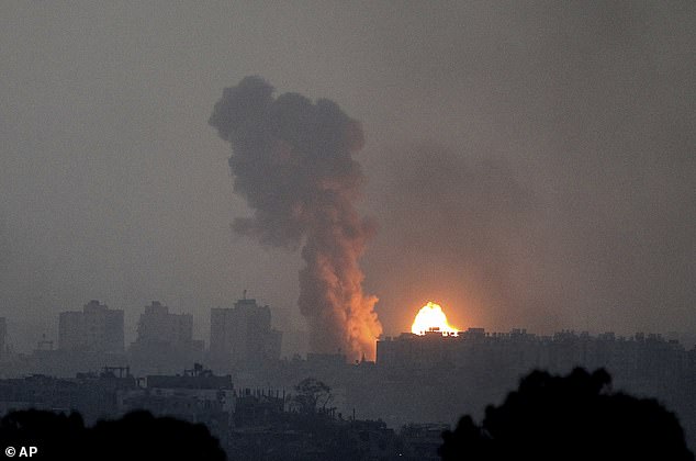 Feuer und Rauch steigen nach einem israelischen Luftangriff im Gazastreifen auf, vom Süden Israels aus gesehen