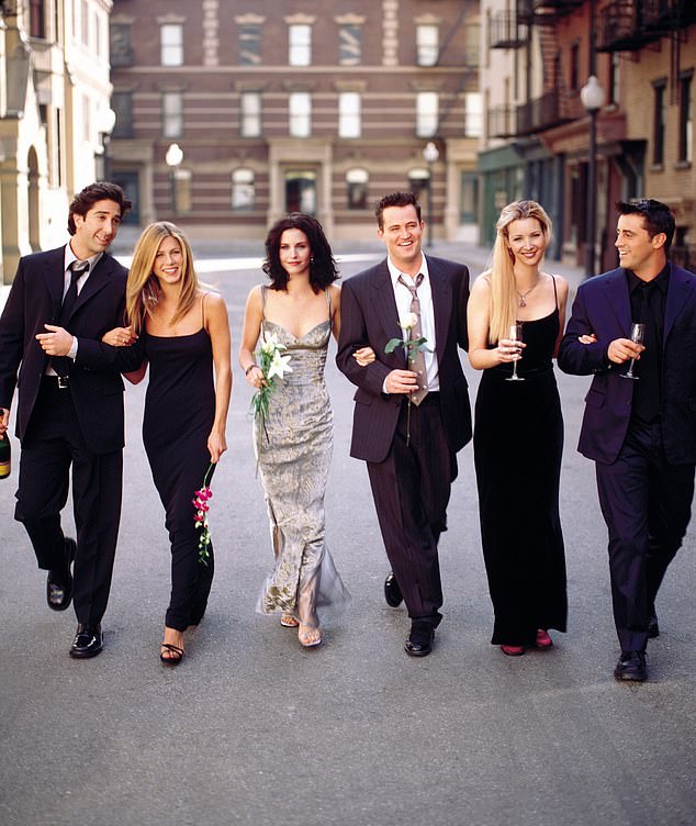 Von 1995 bis 2004 spielte Matthew neben David Schwimmer, Jennifer Aniston, Courteney Cox, Lisa Kudrow und Matt le Blanc (links-rechts) die Rolle des Chandler Bing in „Friends“.