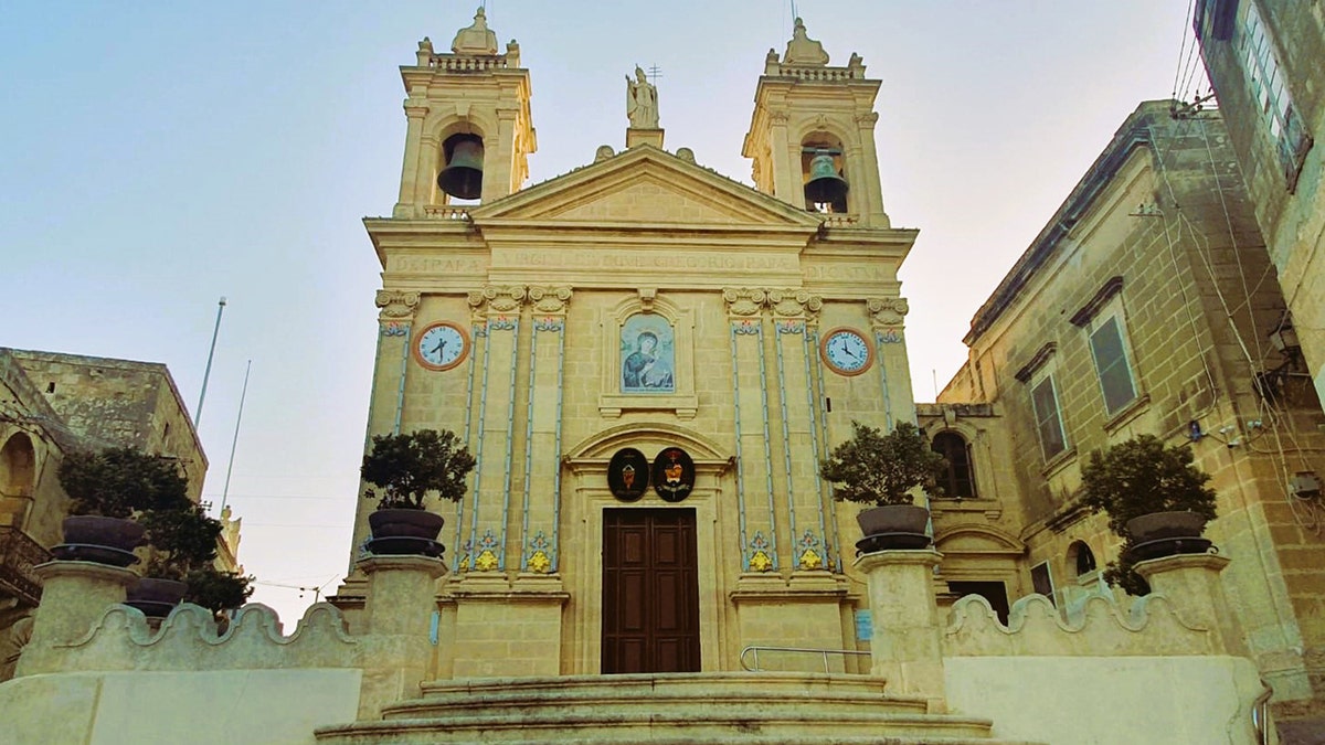 Pfarrkirche Kercem mit zwei Uhren, Gozo, Malta