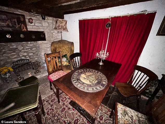 Laura besuchte das Gasthaus mit einer Gruppe paranormaler Enthusiasten, „die für das Vergnügen, sich zu Tode erschrecken zu lassen, mit der Geistererlebnisagentur Haunted Rooms bezahlt hatten“.