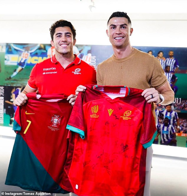 Portugals Kapitän Tomas Appleton trifft nach der denkwürdigen Weltmeisterschaft auf Cristiano Ronaldo