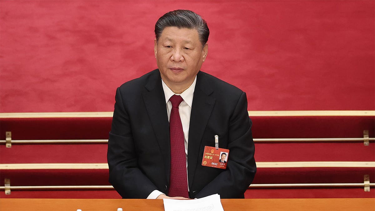 Der chinesische Präsident Xi Jinping sitzt bei einer Sitzung.