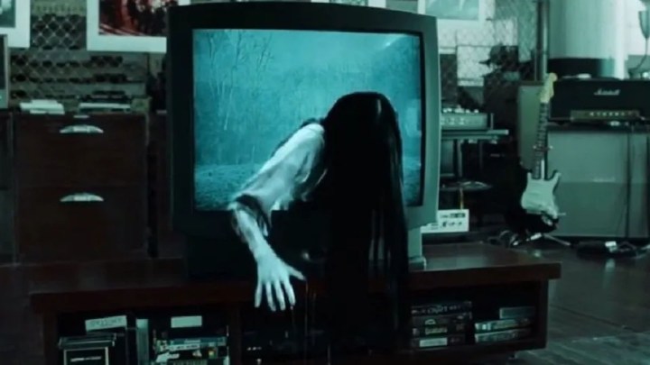 Samara klettert in „The Ring“ aus einem Fernseher.