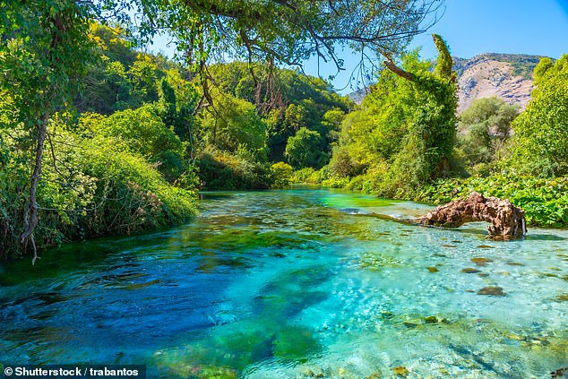 Ein Muss an der albanischen Riviera ist das abgebildete „Blaue Auge“, eine geheimnisvolle natürliche Quelle, deren Anblick „phänomenal“ ist.