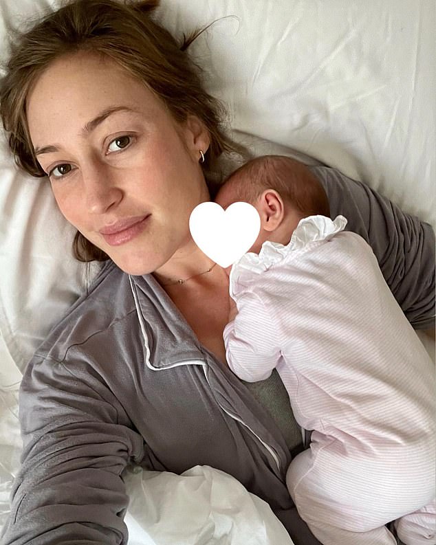 Der Beitrag zeigte Tatiana und Baby Elodie, wie sie auf einem Bett lagen, während die stolze Mutter einen Pyjama anzog, während das Neugeborene auf ihrer Brust döste
