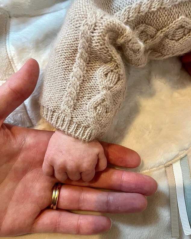 Der dritte Schnappschuss zeigte eine Nahaufnahme von Elodie, geboren am 20. September, wie sie den Finger ihrer Mutter festhielt