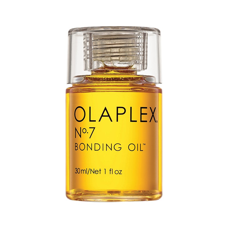 Olaplex Nr. 7 Bonding Hair Oil: Eine kleine klare Flasche gefüllt mit goldenem Haaröl auf weißem Hintergrund