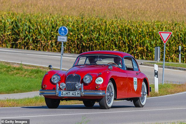 1958 Jaguar XK150 in Augsburg, Deutschland am 29. September 2019 (Aktenfoto)