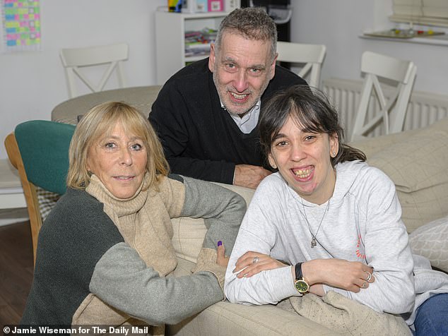 Graham und Elaine Levy, abgebildet mit ihrer Tochter Fallon (29), die am Lennox-Gastaut-Syndrom (einer schweren Form der Epilepsie) leidet.