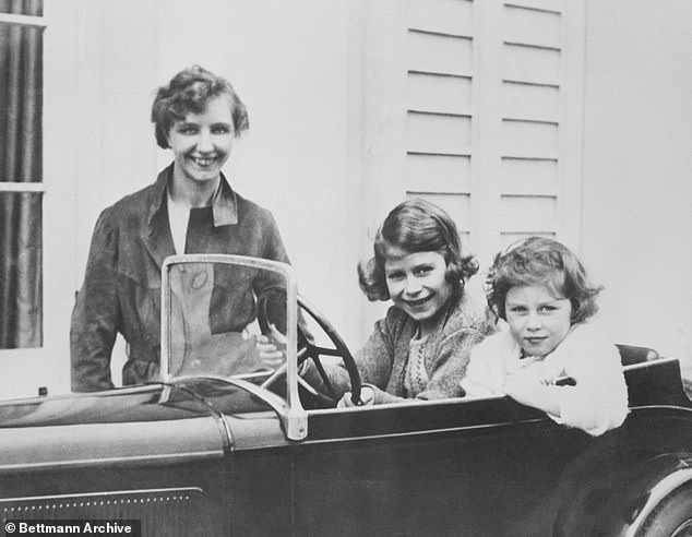 Die Karte wurde Prinzessin Elizabeth (Bild in der Mitte) und Prinzessin Margarets (Bild rechts) Kinderbetreuerin Marion Crawford überreicht, die sie liebevoll „Crawfie“ nannten (Bild links).