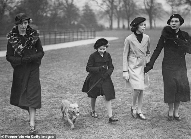 Die neu ausgegrabene Schatzkammer bietet einen faszinierenden Einblick in die einzigartige Welt des königlichen Dieners (im Bild: Prinzessin Elizabeth, Mitte, beim Gassigehen mit ihrem Hund im Hyde Park, begleitet von Crawfie, links, 1936)