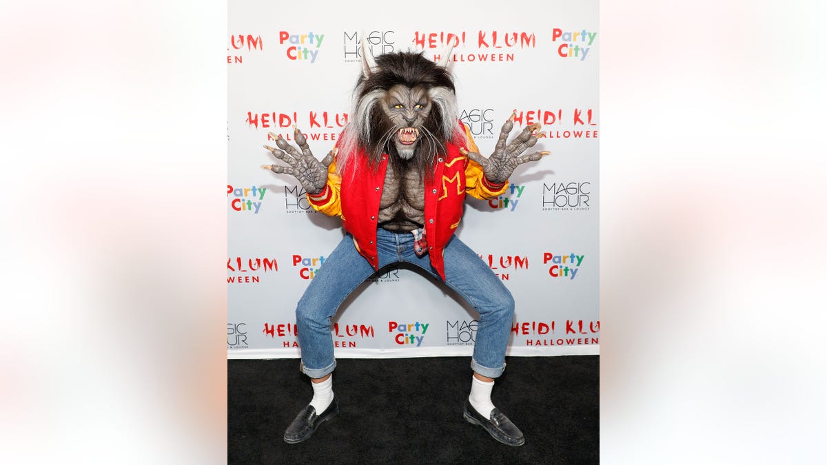 Heidi Klum verkleidet als Werwolf von Michael Jackson "Thriller" Musik-Video