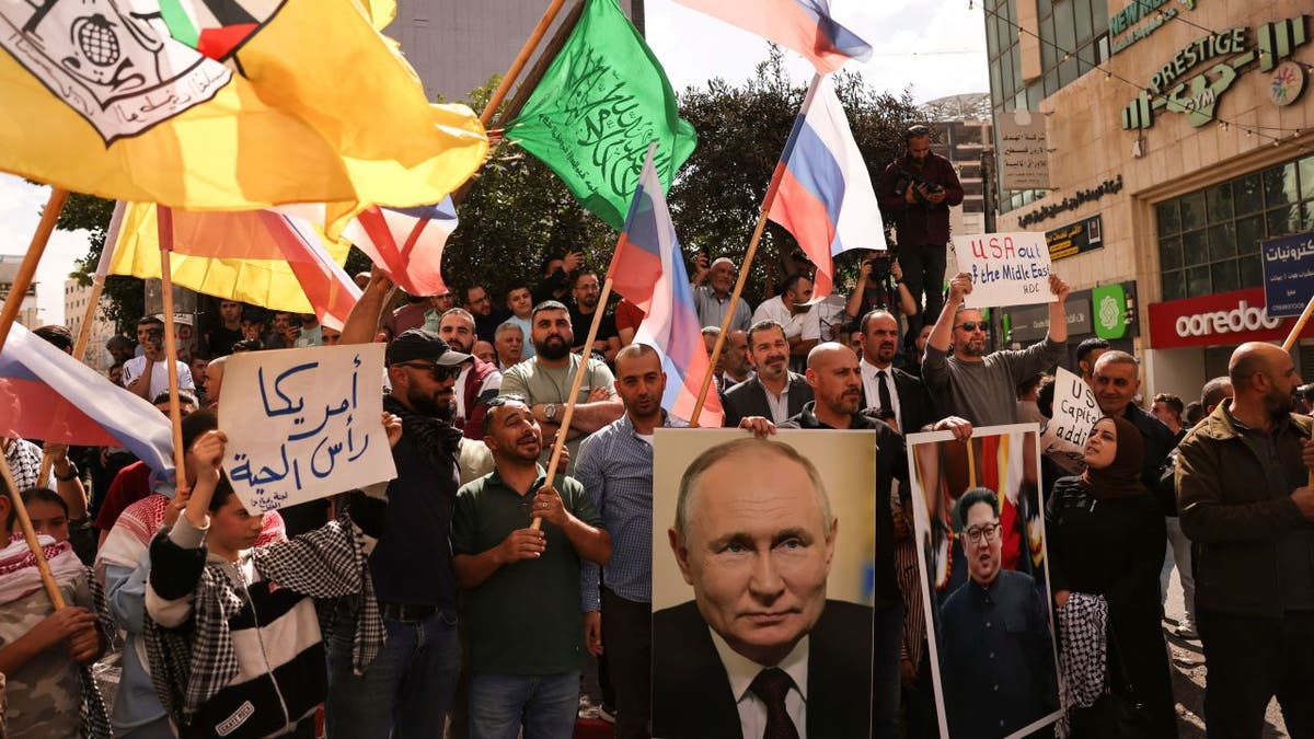 Pro-Hamas-Demonstranten halten Putin-Schild in der Hand