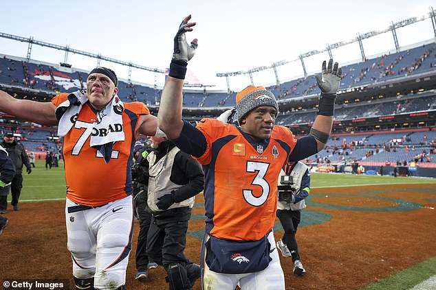 Russell Wilson (rechts) und Garett Bolles feiern ihren überraschenden Sieg über die Super Bowl-Champions
